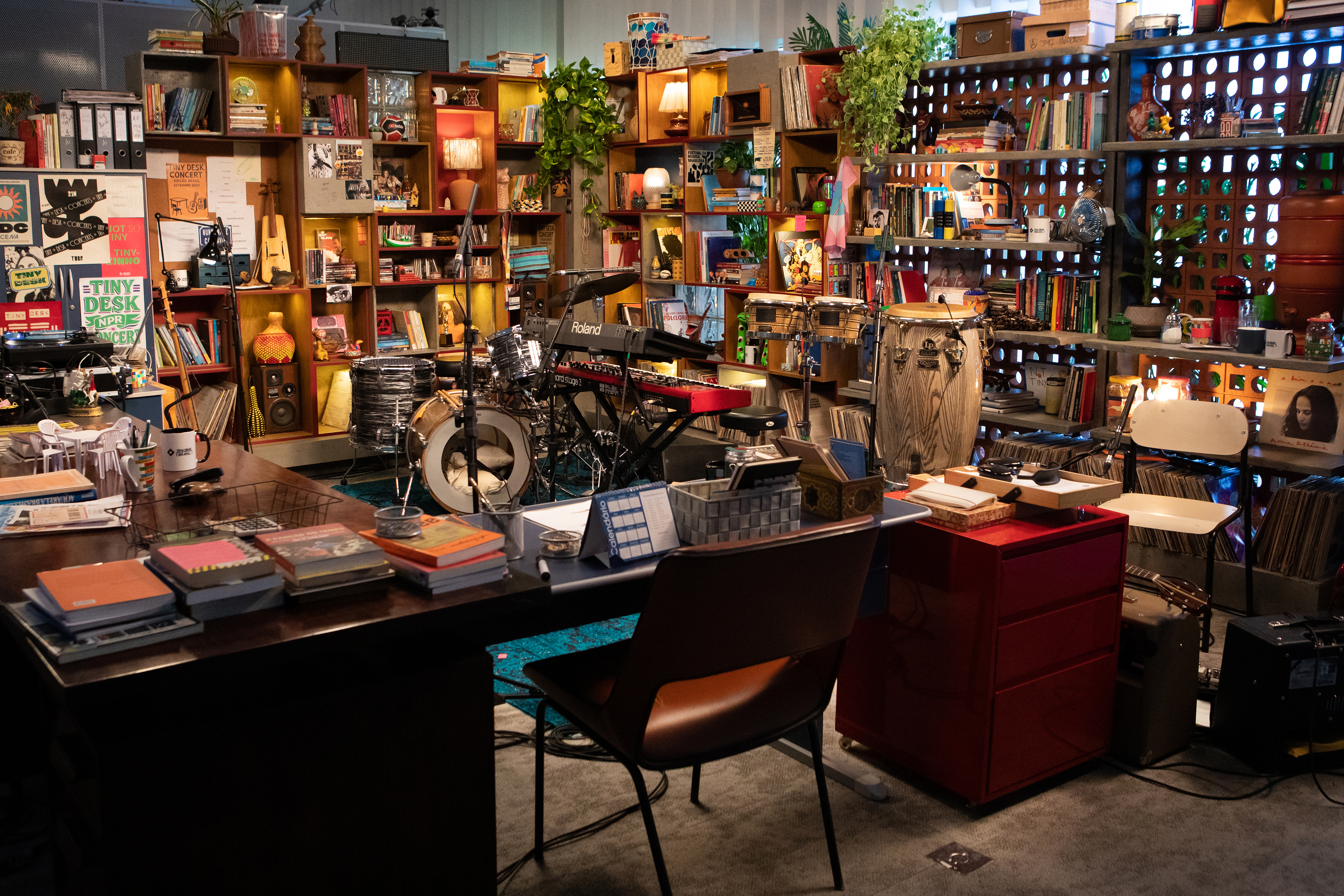 O cen&aacute;rio do Tiny Desk Brasil: grava&ccedil;&atilde;o em escrit&oacute;rio