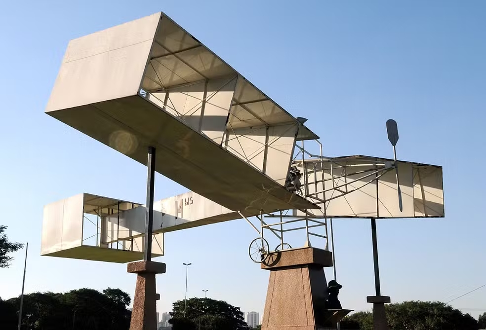 Réplica do 14-Bis retorna para Praça Campo de Bagatelle, depois de quase 2 anos