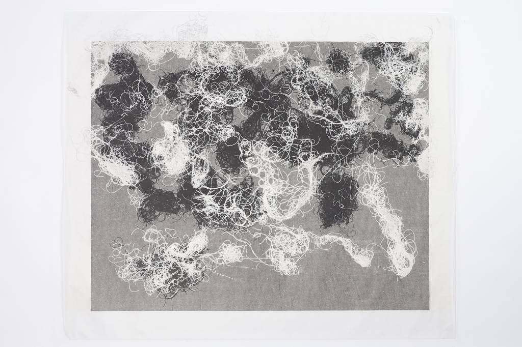 Artista em cartaz em SP faz obras utilizando o próprio cabelo