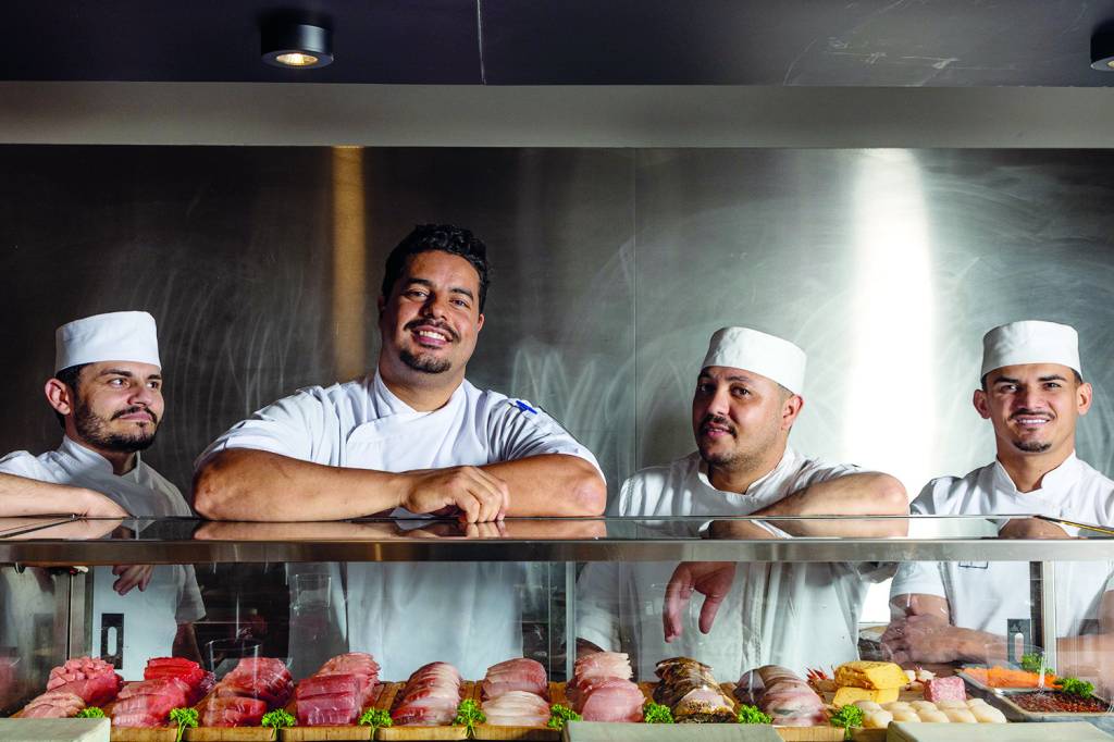 Standing Sushi aposta em degustação em pé ao redor do balcão
