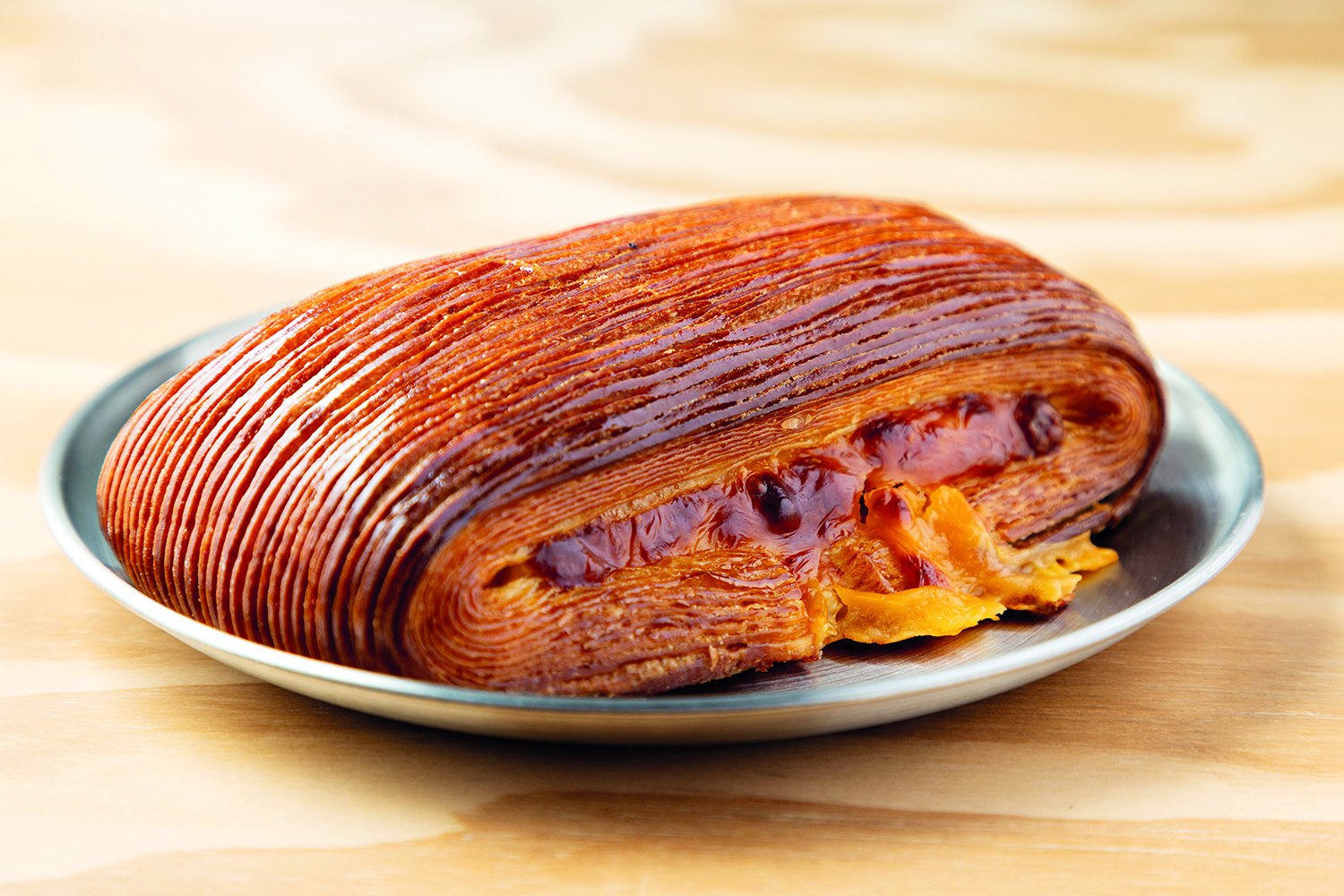 Pain suisse com queijo, bacon e mostarda dijon _ Mirá Padaria Autoral