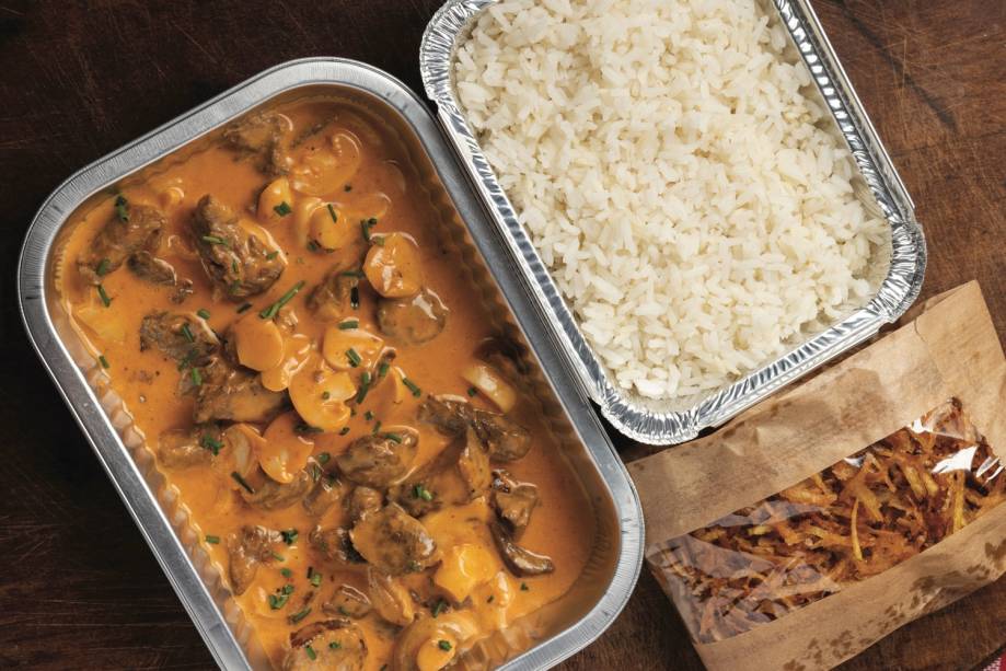 Strogonoff de filé mignon com arroz e batata palha do Borgo Deli