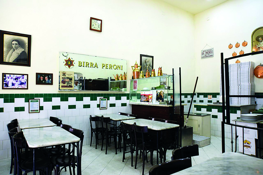 Ambiente da L&rsquo;Antica Pizzeria Da Michele, famosa pizzaria napolitana