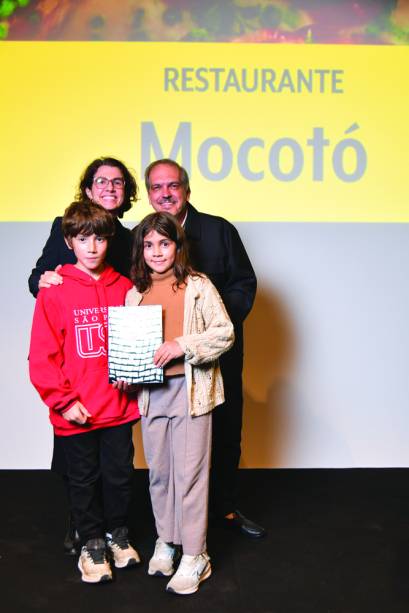 O editor-executivo Arnaldo Lorençato com Adriana Salay, idealizadora do projeto Quebrada Alimentada e esposa de Rodrigo Oliveira, chef do restaurante favorito, Mocotó, com os filhos, Pedro e Alice O editor-executivo Arnaldo Lorençato com Adriana Salay, idealizadora do projeto Quebrada Alimentada e esposa de Rodrigo Oliveira, chef do restaurante favorito, Mocotó, com os filhos, Pedro e Alice