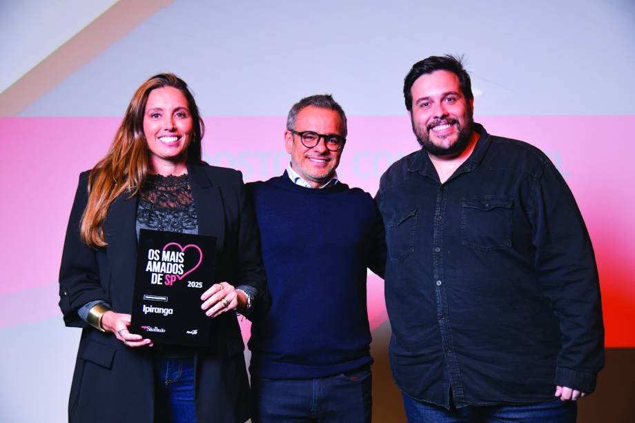 CEO da Editora Abril, Mauricio Lima (ao centro), com Ana Carolina Saldanha e Flávio Barolli, do premiado posto Ipiranga