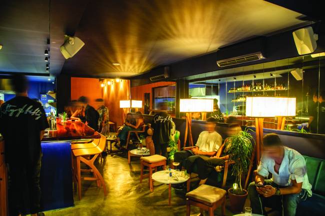 A casa com balcão confortável: Fifty Fifty, a carta dos bartenders do ano