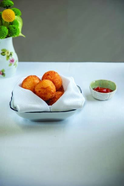 Pão de queijo frito Serra da Canastra com dip de goiabada com piment Pão de queijo frito Serra da Canastra com dip de goiabada com piment