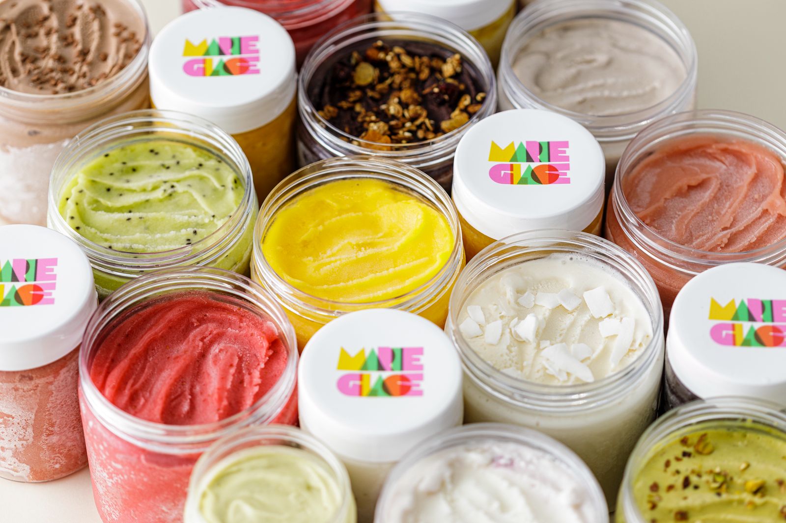 Sabores coloridos em potes da marca