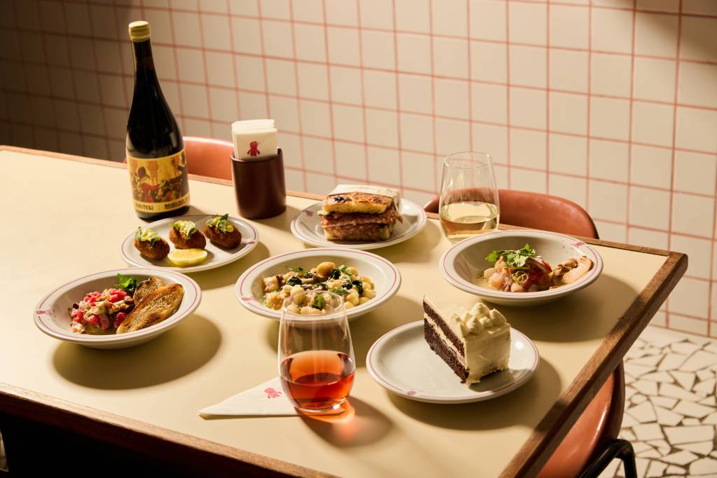 Paloma celebra quatro anos com brindes e convidados