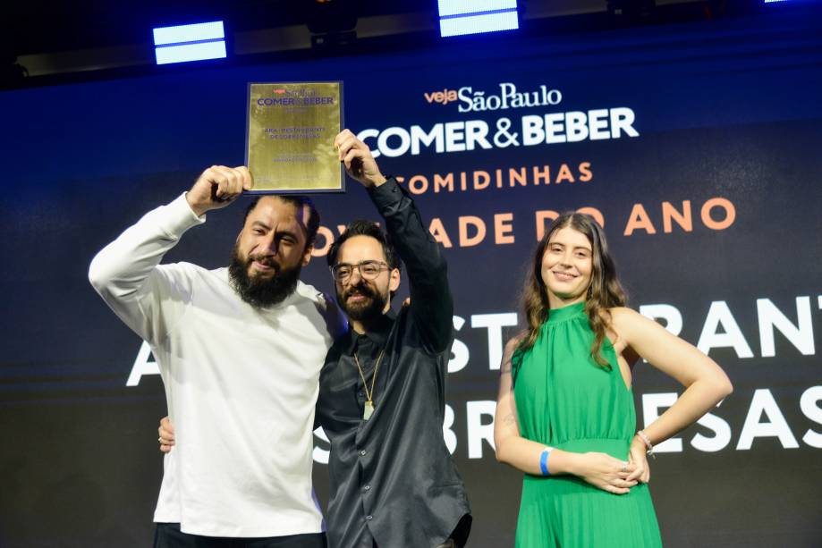 A repórter de Comidinhas, Larissa Zapata, com Gabriel Ribeiro e o irmão Rodrigo Ribeiro, da Novidade do Ano ARA