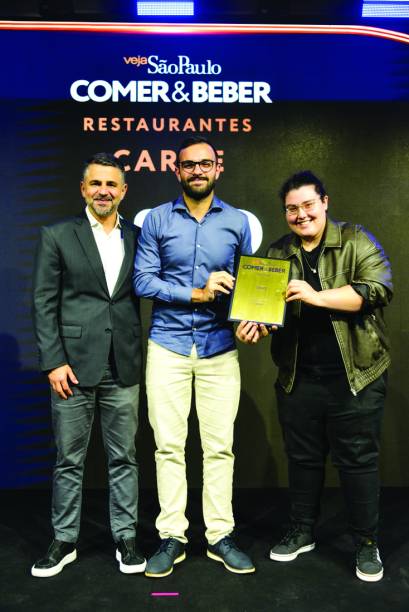 Rafael Costa, da Friboi, com Guilherme Mora e Isabella Ítalla, do Osso Rafael Costa, da Friboi, com Guilherme Mora e Isabella Ítalla, do Osso