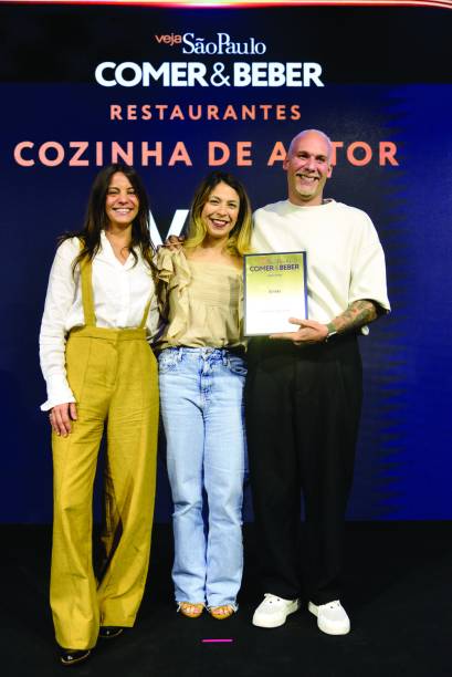 A chef Elisa Fernandes com Bianca Mirabili e Luiz Filipe Souza, do Evvai, Melhor Cozinha de Autor A chef Elisa Fernandes com Bianca Mirabili e Luiz Filipe Souza, do Evvai, Melhor Cozinha de Autor