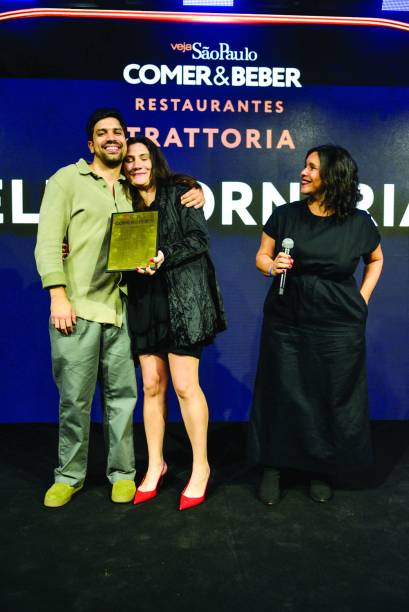 Enrico Villela com a irmã Manuela, da trattoria campeã Elea Forneria, ao lado da redatora-chefe de Veja SP, Alice Granato Enrico Villela com a irmã Manuela, da trattoria campeã Elea Forneria, ao lado da redatora-chefe de Veja SP, Alice Granato