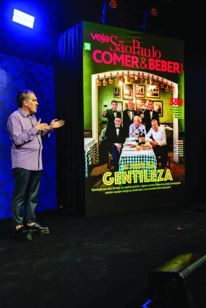 Arnaldo Lorençato com a capa da edição Arnaldo Lorençato com a capa da edição