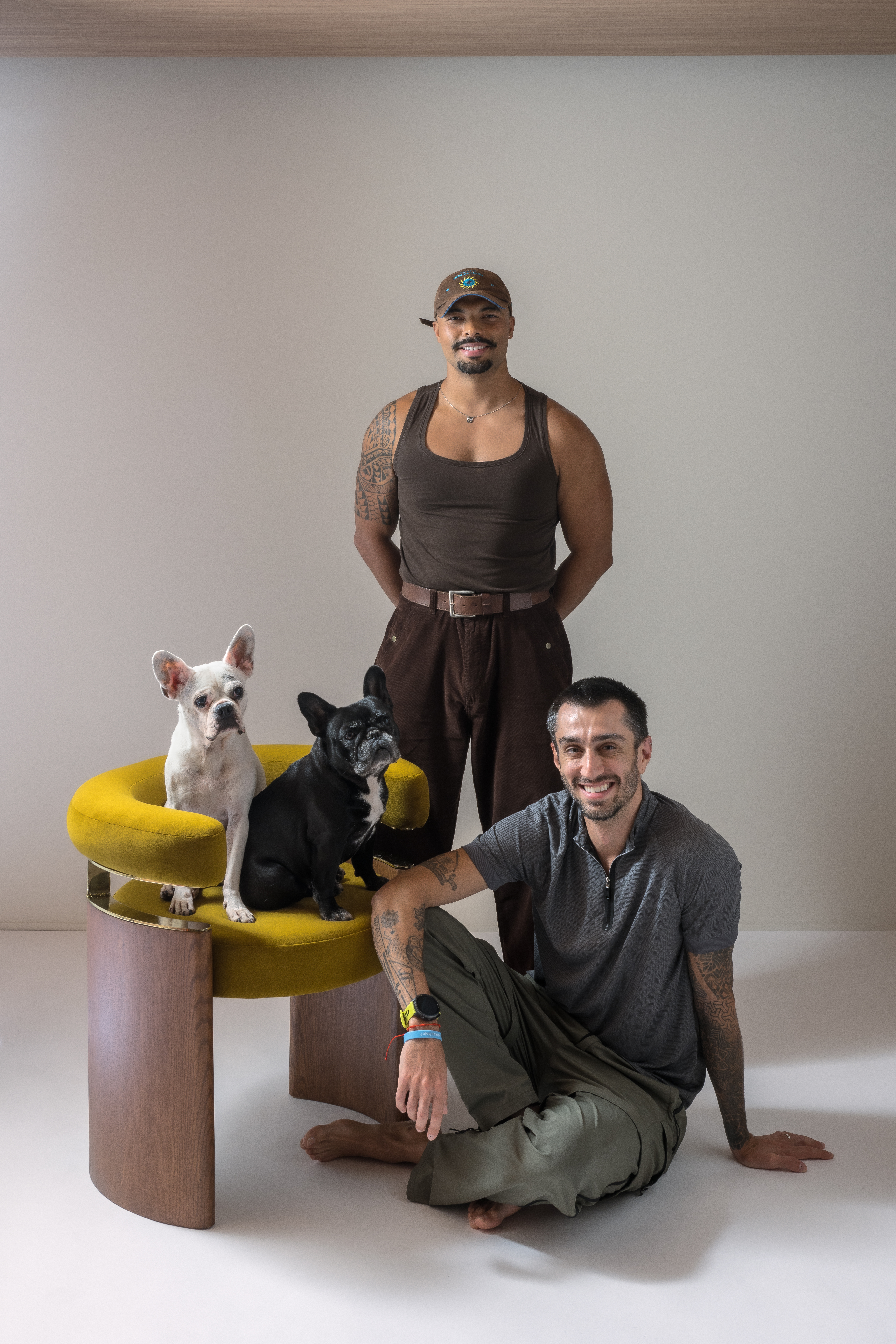 Erik (de p&eacute;) e Rodrigo com Jack e Preta na cadeira Curva