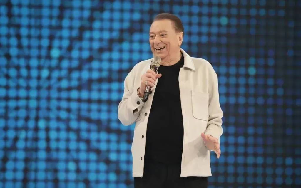 Raul Gil volta para casa após 6 dias internado em SP