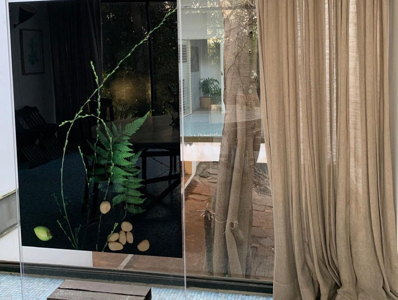 Casa de Vidro recebe exposição de Luzia Simons durante a 14ª Bienal Internacional de Arquitetura