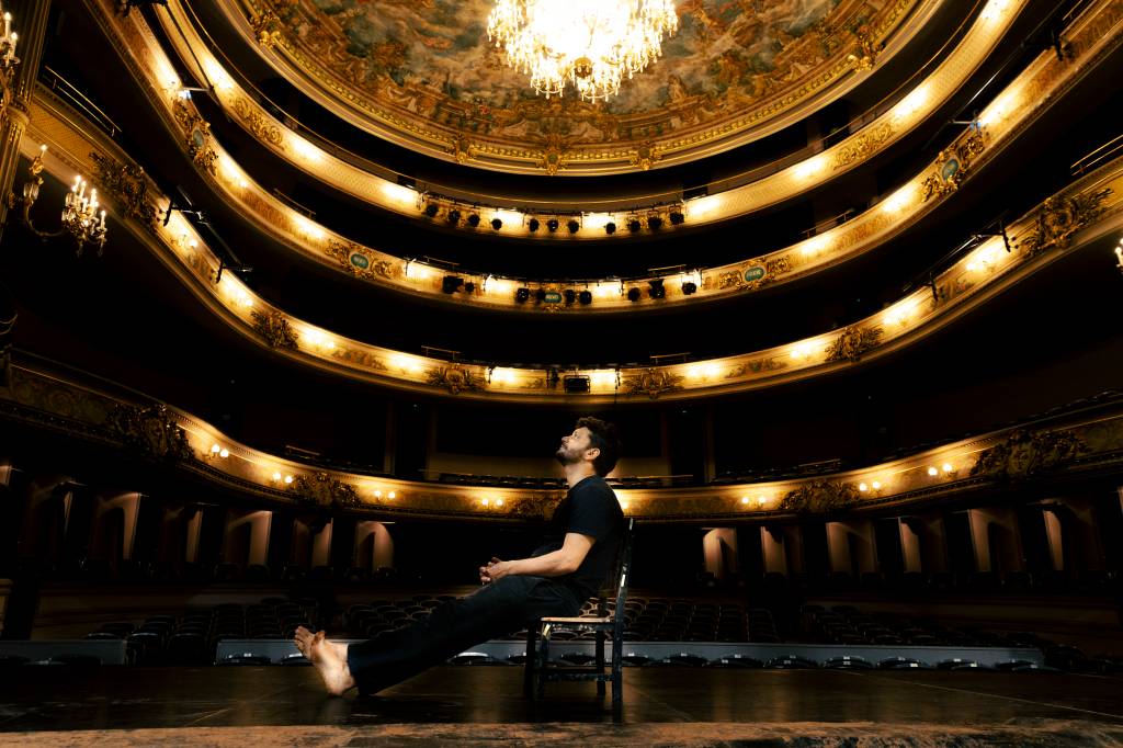 Armando Babaioff entra em turnê por 30 cidades brasileiras