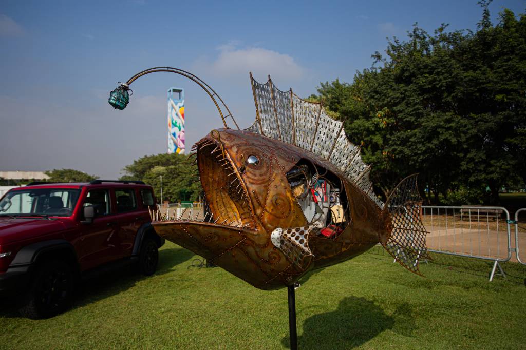 Ciclovia do Rio Pinheiros ganha escultura feita de materiais reciclados