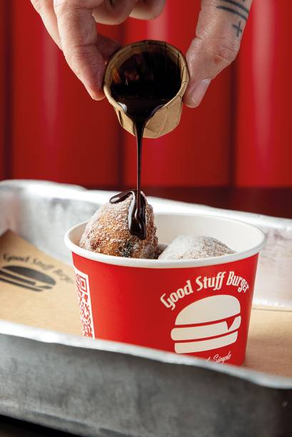 Good Stuff Burger: deep fried oreo, biscoito empanado e frito Good Stuff Burger: deep fried oreo, biscoito empanado e frito