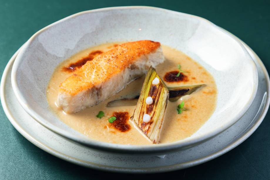 Casa Allamanda: pescada-amarela com alho-poró e molho de caldo de peixe 
