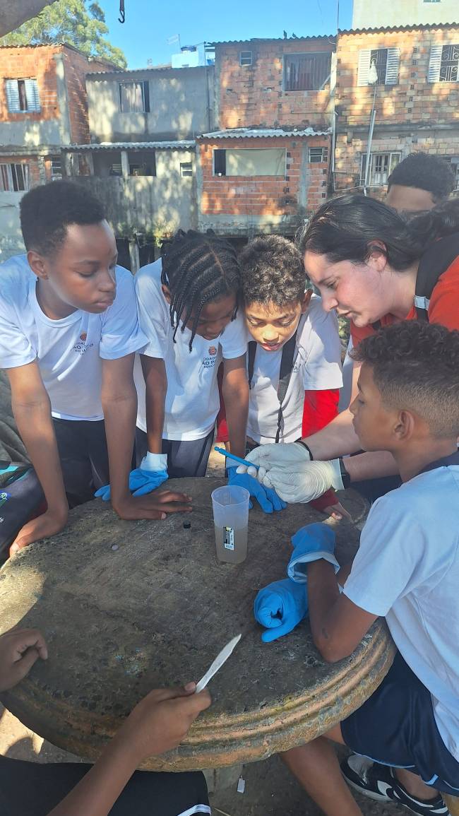 Outra frente do projeto é a análise da qualidade de água de um córrego próximo a escola