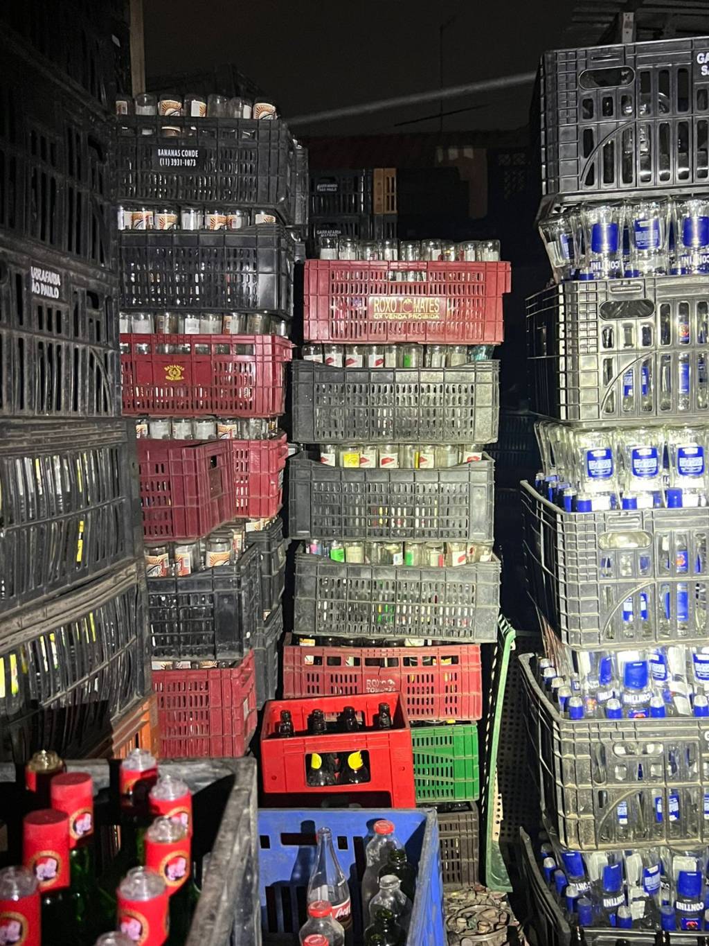 Metanol: polícia apreende mais de 100 mil garrafas vazias em galpão em SP