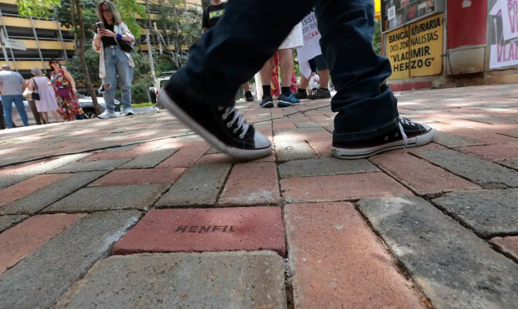 Calçadão em São Paulo homenageia jornalistas e pessoas que lutaram pela democracia