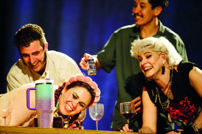 ela-teatro-de-conteiner