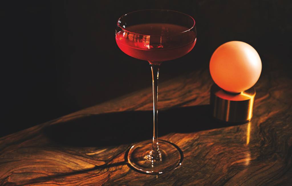 Fel revisa a carta de drinques com coquetéis clássicos e alguns esquecidos