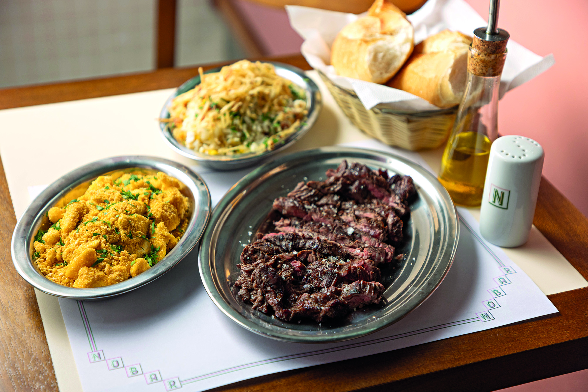 Picanha na brasa, farofa de ovos e arroz biro biro.jpg_Cred. Ricardo D_Angelo.jpg (1)