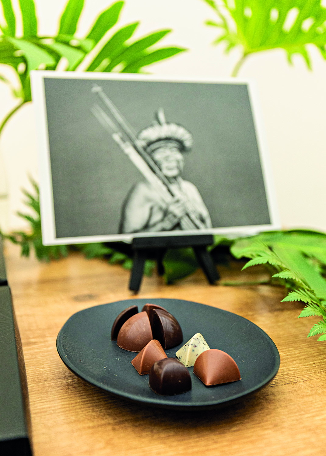 Bombons em cima de prato e foto atr&aacute;s