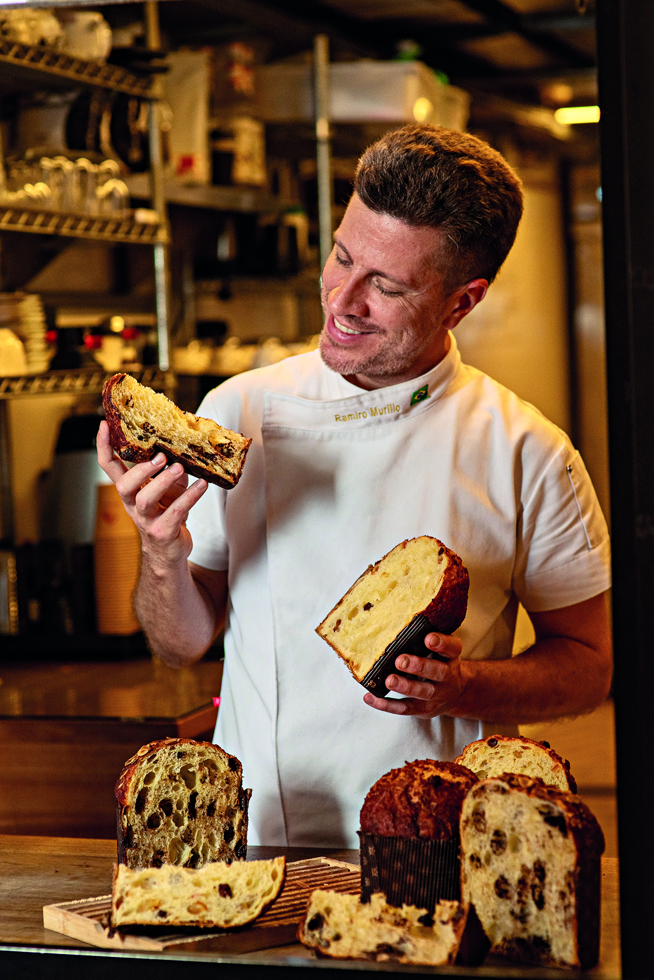 Homem sorrindo com panetone na m&atilde;o