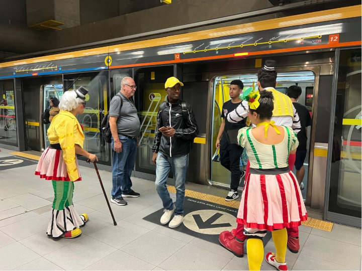 Esquetes teatrais ocupam linhas 4-Amarela, 9-Esmeralda e 5-Lilás
