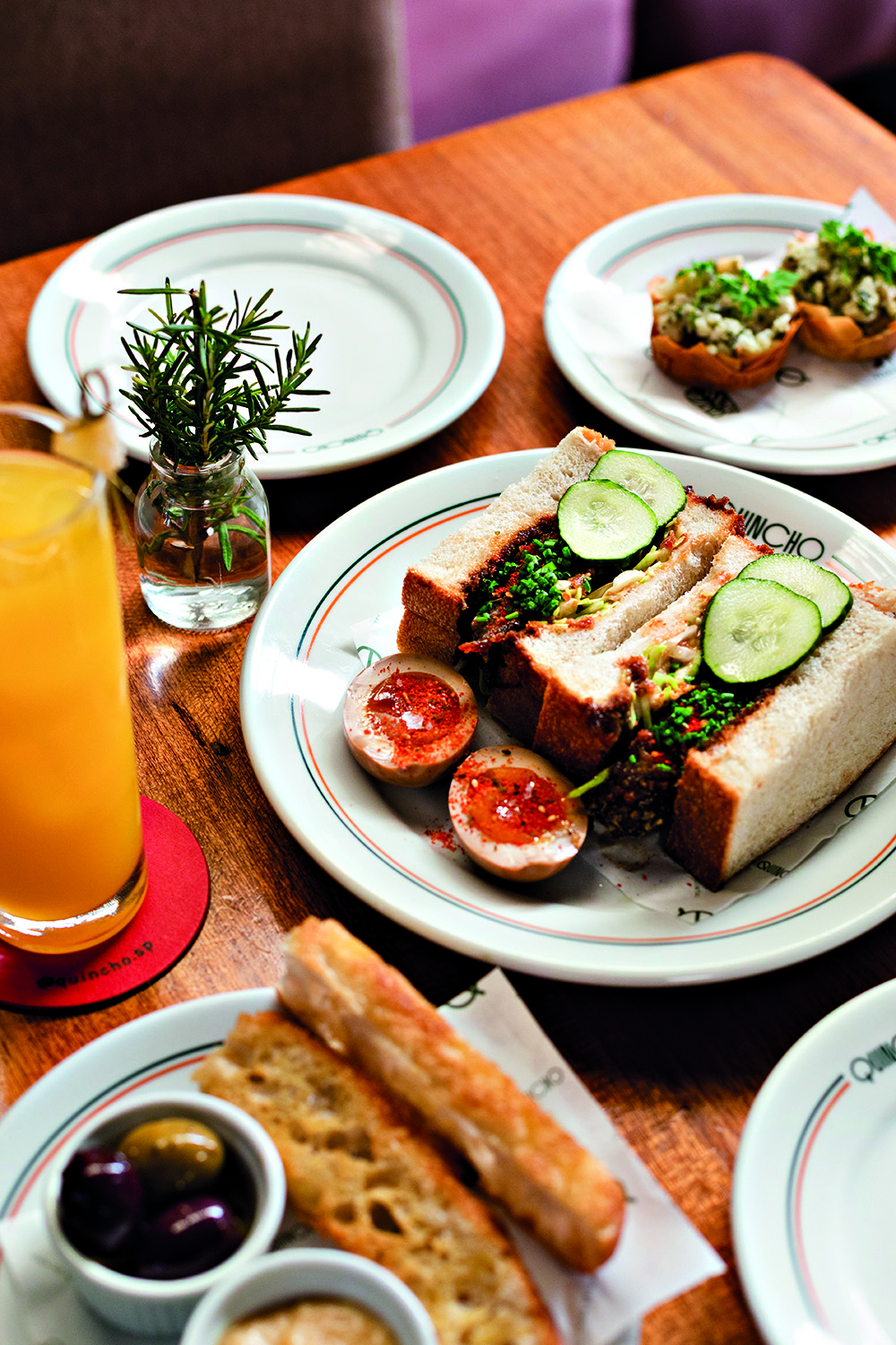 sandu&iacute;che no prato branco