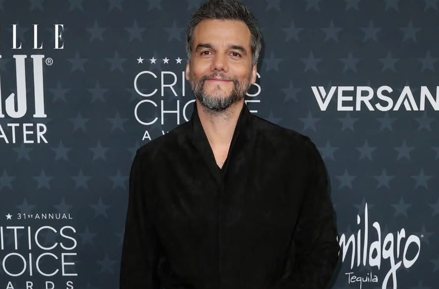 Wagner Moura no tapete vermelho do Critics Choice Awards