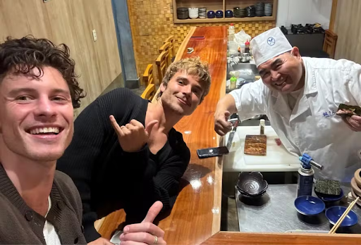 Shawn Mendes e João Lucas curtem restaurante japonês em São Paulo