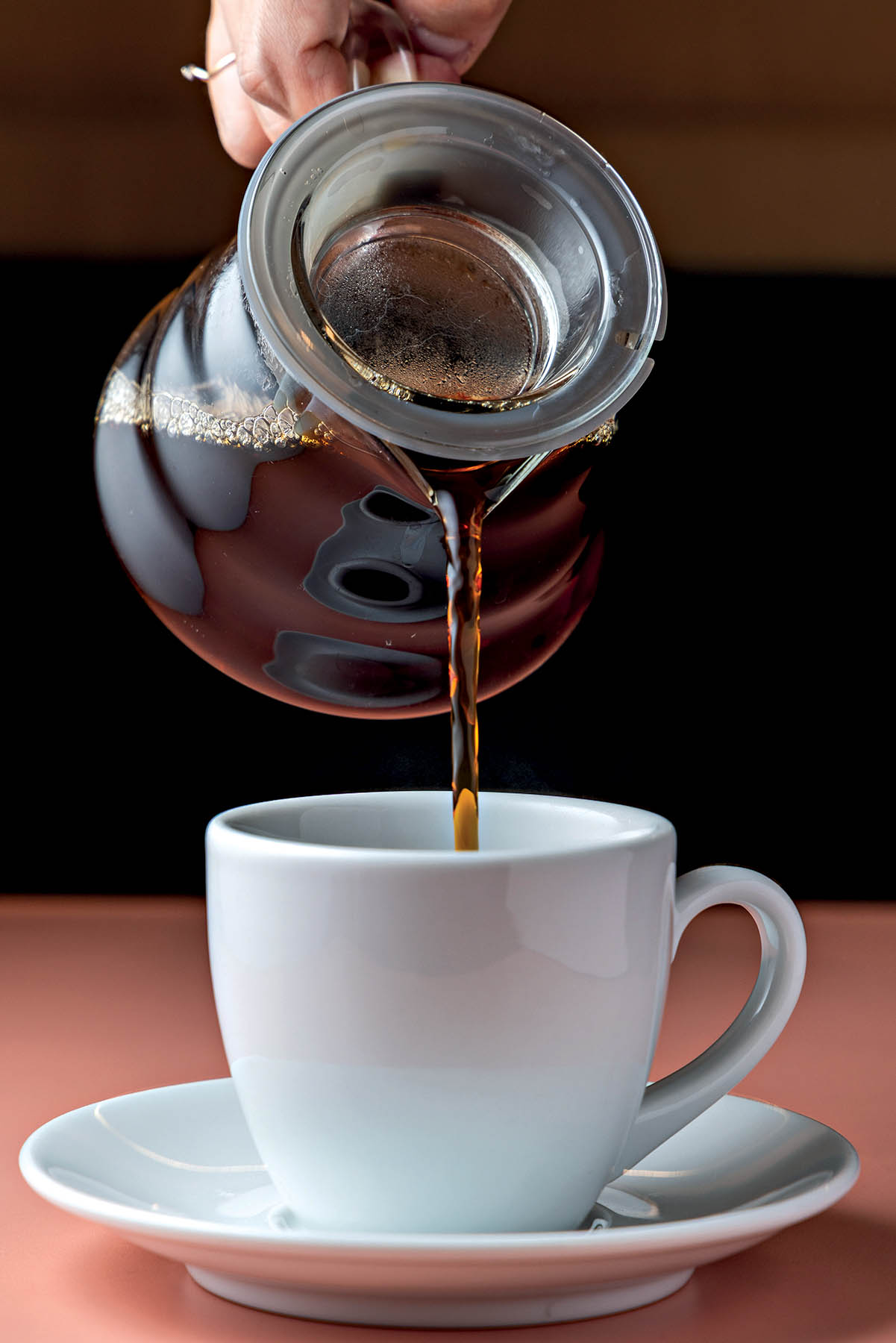 caf&eacute; sendo coado na x&iacute;cara