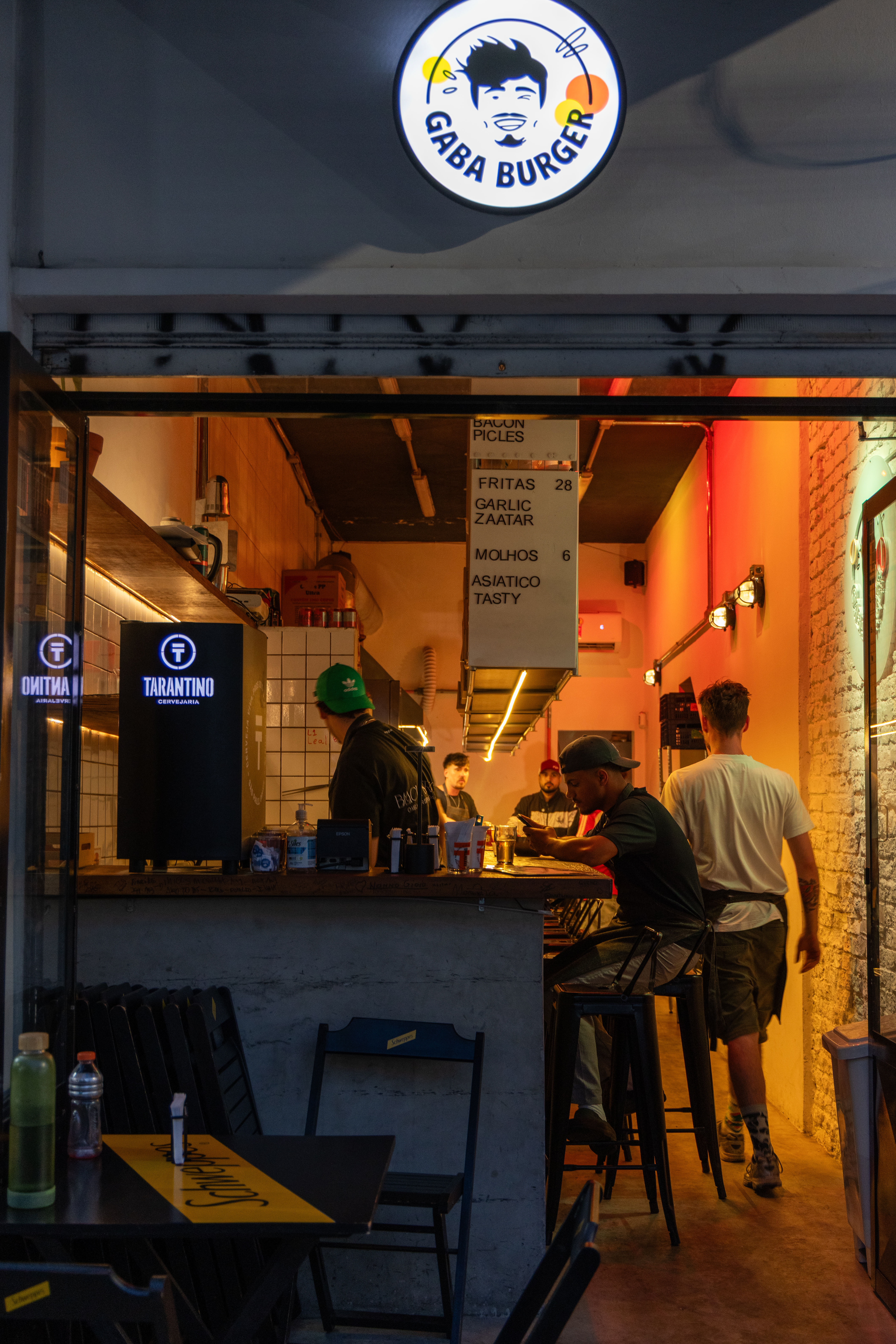 sal&atilde;o com balc&atilde;o e pessoas