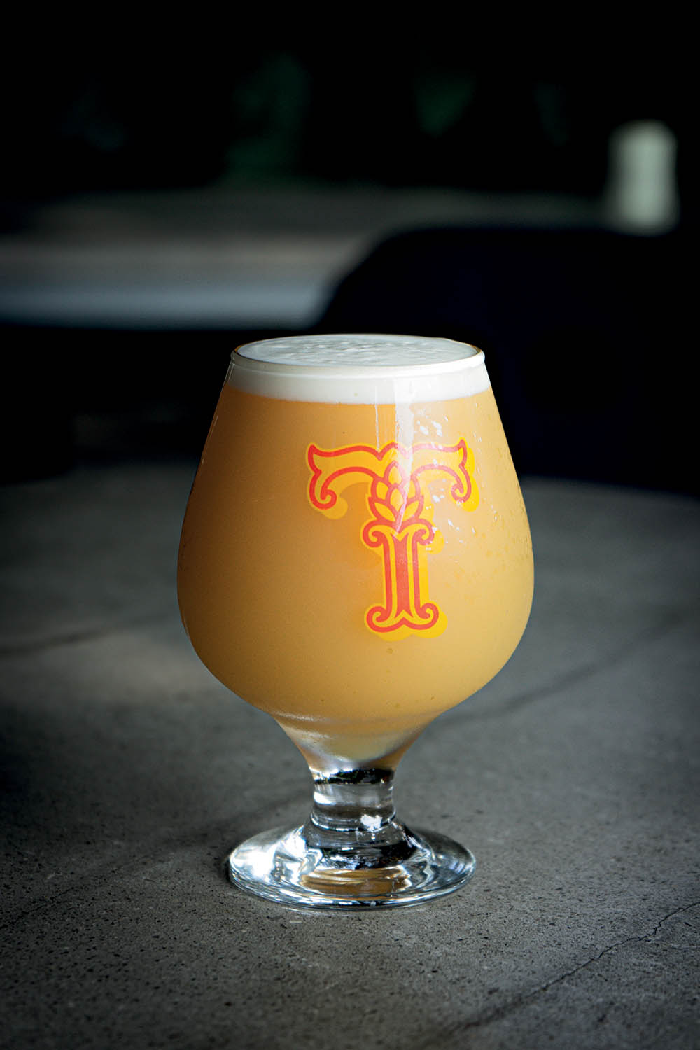 Perto da passagem de blocos, Tank Brewpub &eacute; ponto de parada para um chope