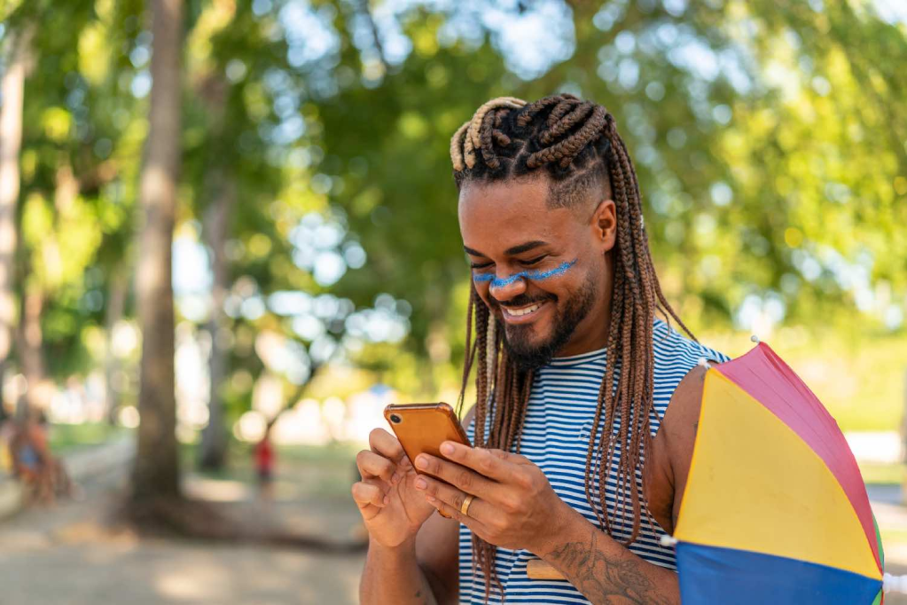 Carnaval seguro: seis dicas para proteger o celular e evitar golpes na folia