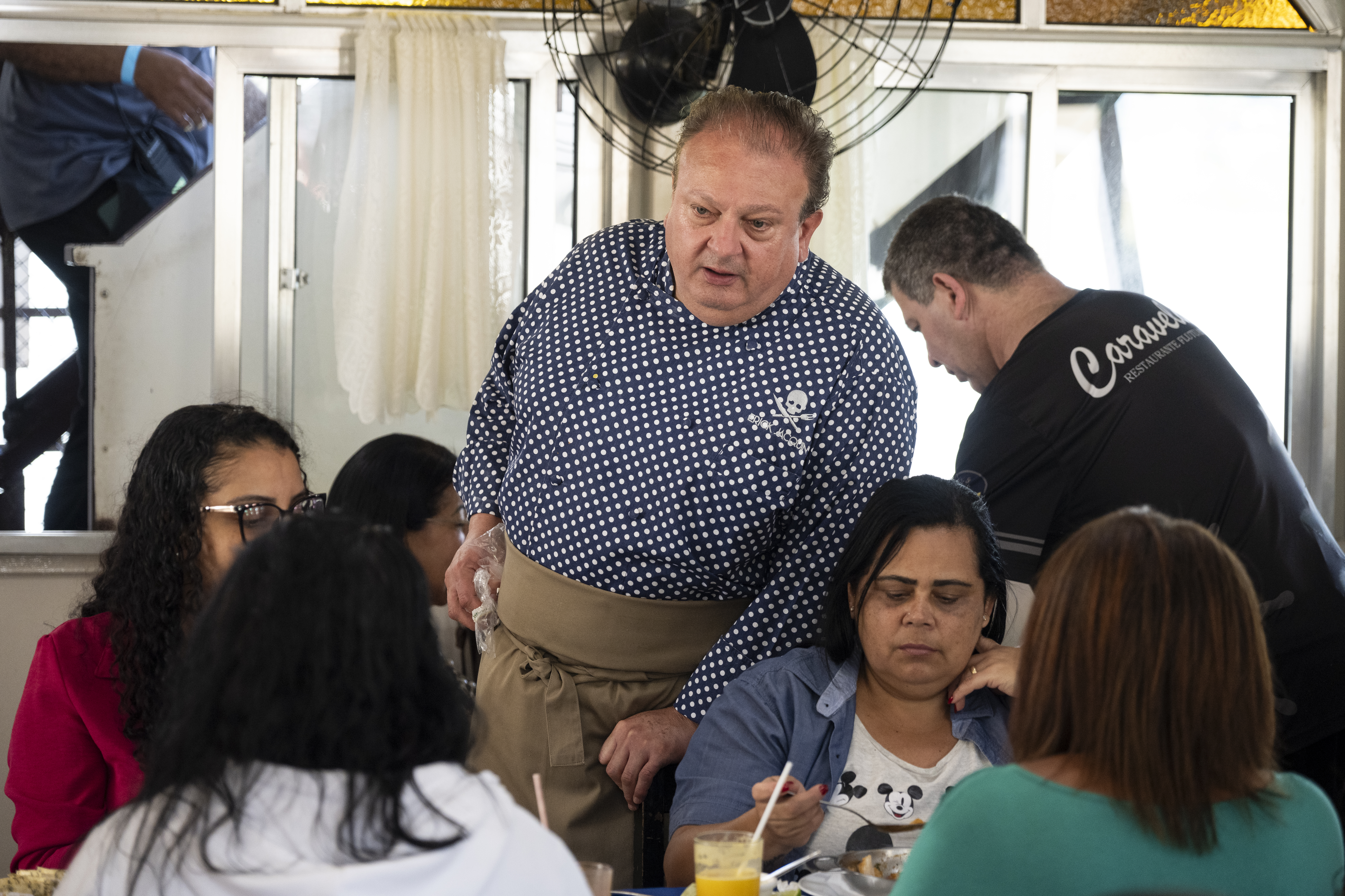 ‘Pesadelo na Cozinha’: Jacquin tem náuseas em restaurante flutuante