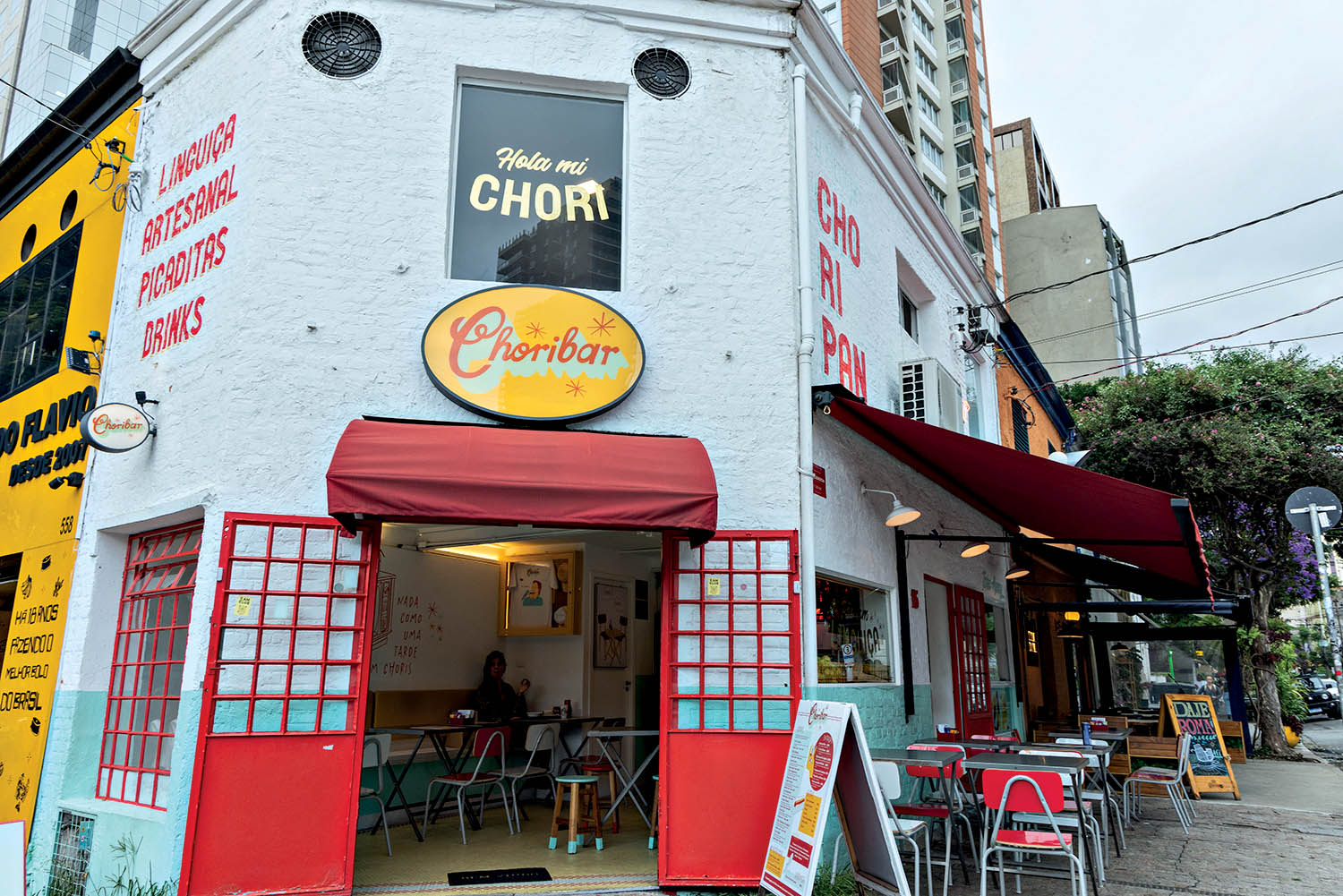 sobrado com decora&ccedil;&atilde;o em vermelho e azul