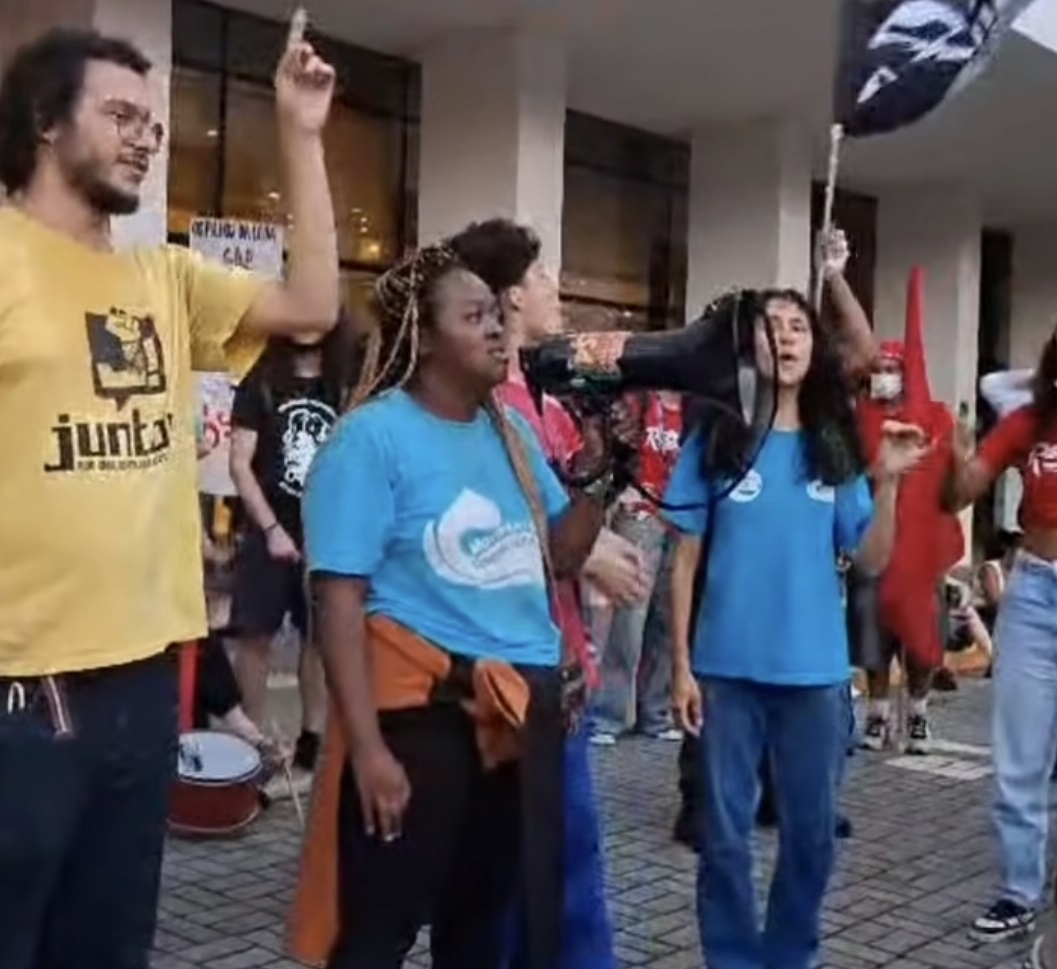 PM cerca Reitoria da USP e corta luz e água de prédio ocupado por estudantes