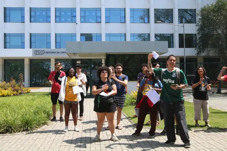 Alunos da USP invadem prédio da reitoria em meio a greve estudantil