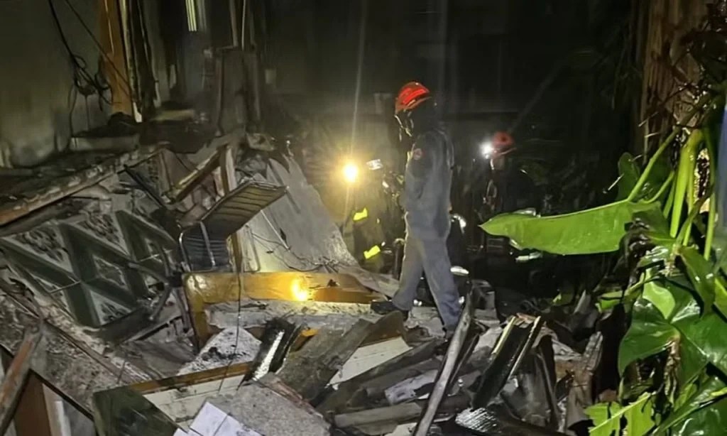Construção onde viviam dez pessoas desaba e deixa um morto
