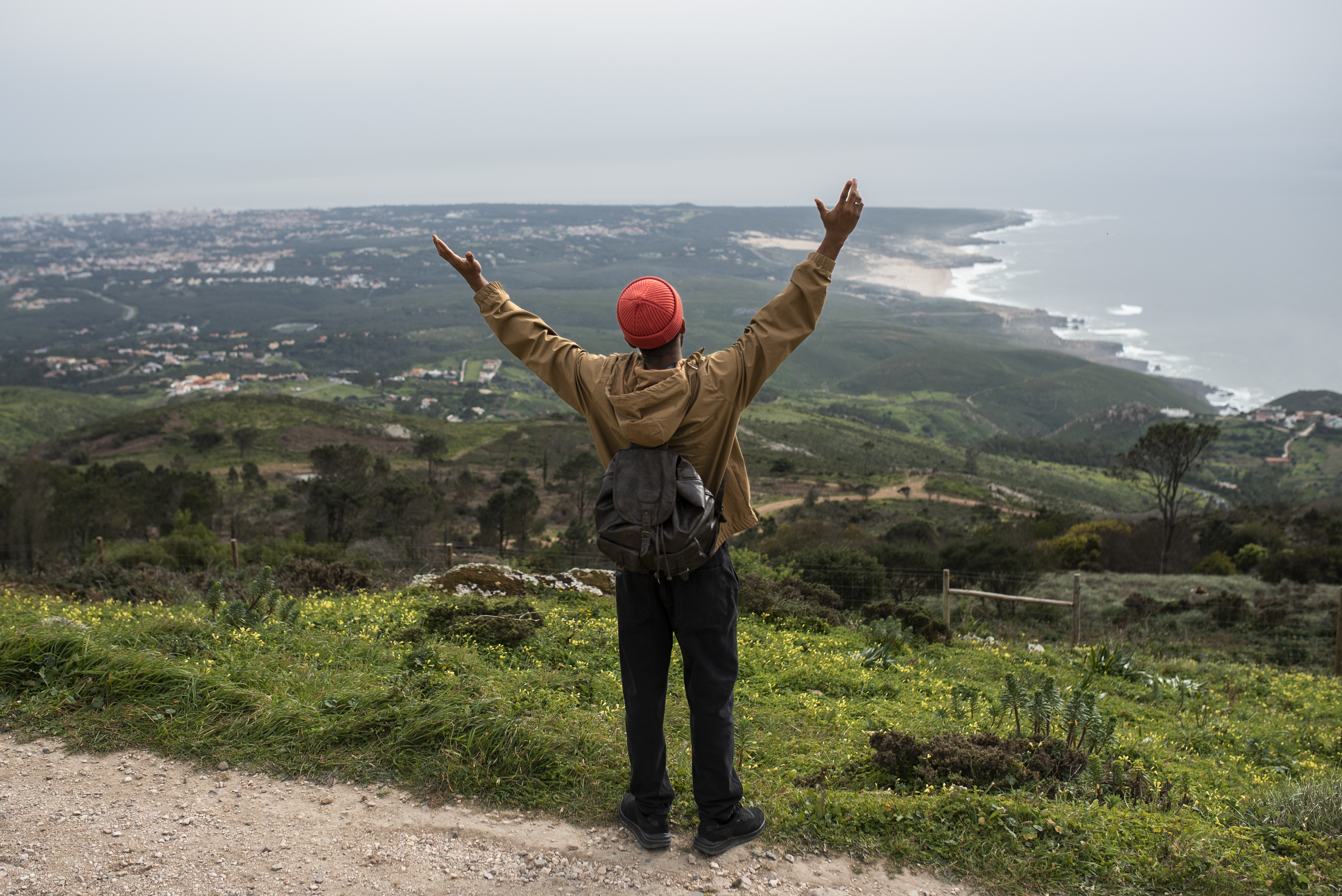 full-shot-man-hiking-tour