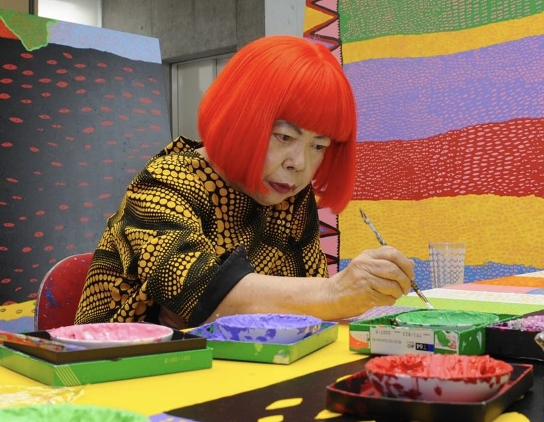 Morre Yayoi Kusama, a pioneira das bolinhas e obsessões, aos 97 anos