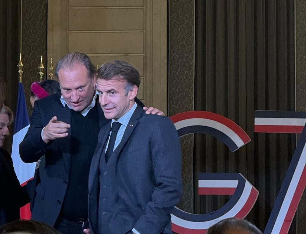 Alex Allard apresenta projetos a Emmanuel Macron durante o G7 em Paris